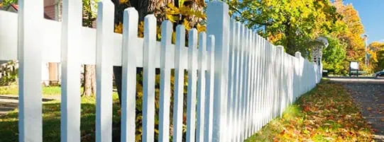 How To Pick The Right Fence Color For Your Home post